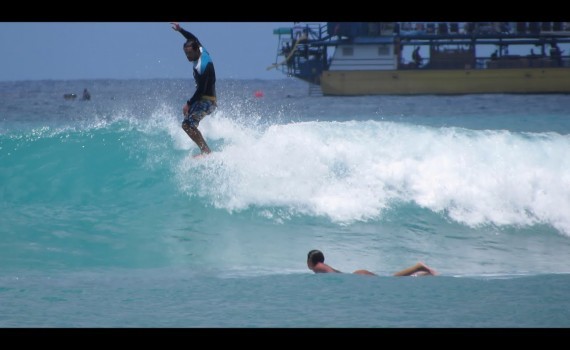 サーフムービー：Queens, Waikiki. Surfing in Hawaii.