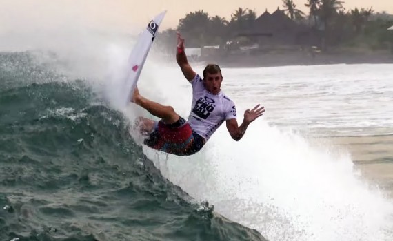 サーフムービー：Sebastian Zietz vs John John Florence: Oakley Pro Bali