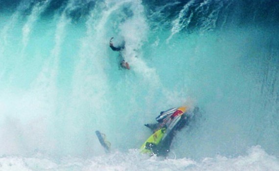 サーフムービー：Massive Wave Jetski Wipeouts