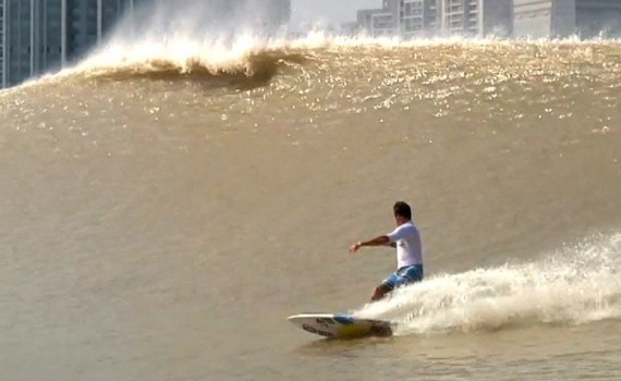 サーフムービー：Surfing China’s River Wave – The “Silver Dragon”