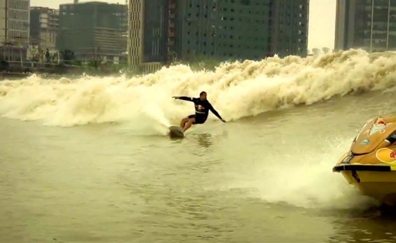 サーフムービー：Enter the Silver Dragon – Red Bull Qiantang Shoot Out 2013