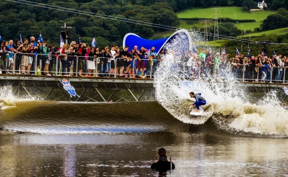 サーフムービー：Pro Surf Contest in a Wave Pool – Red Bull Unleashed