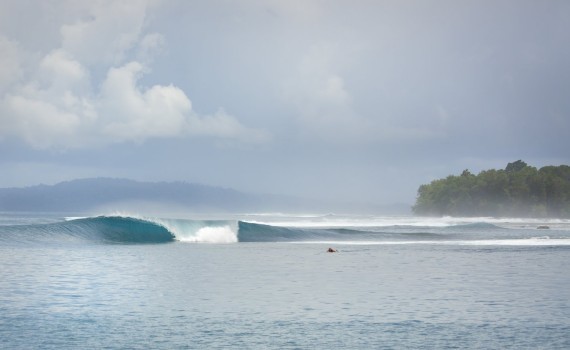 サーフムービー：Somewhere in North Sumatra – surfing on board Seriti surf charter