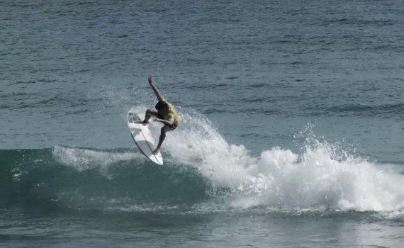 サーフムービー：腰サイズの波でプロのライディング 2017 Flight Centre Burleigh Pro – Day Three